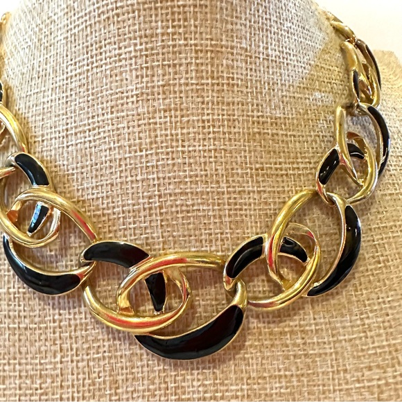 Trifari Chunky Collar Chain Statement Necklace Gold Tone w/ black enamel details - Picture 3 of 9